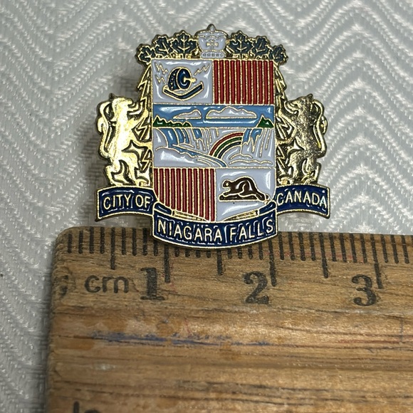 Niagara Falls lapel pin - Picture 1 of 3